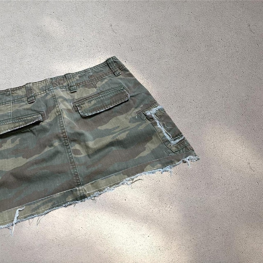 Y2K Old Navy Camo Cargo Mini Skirt // Distressed Raw Hem Grunge 00s - Picture 3 of 6